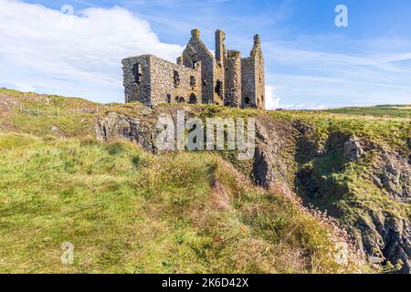 Die Ruinen von Dunskey Castle aus dem 12.. Jahrhundert auf einer Klippe in der Nähe der Küstenstadt Portpatrick, Dumfries & Galloway, Schottland, Großbritannien Stockfoto