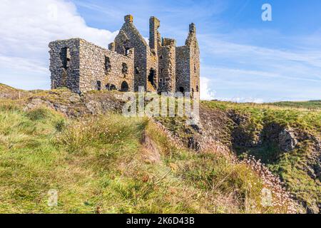 Die Ruinen von Dunskey Castle aus dem 12.. Jahrhundert auf einer Klippe in der Nähe der Küstenstadt Portpatrick, Dumfries & Galloway, Schottland, Großbritannien Stockfoto