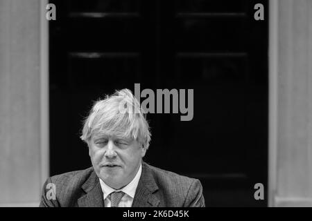 Boris Johnson, britischer Premierminister, schließt seine Augen vor der Downing Street 10, London, Großbritannien Stockfoto