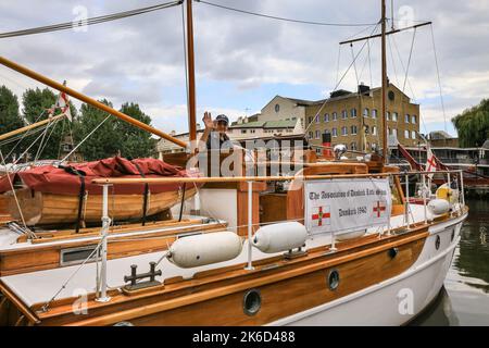 Die Association of Dunkirk Little Ships mit ihrem Vintage-Schiff beim Classic Boat Festival, St. Katherine Docks, London, England Stockfoto