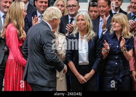 Boris Johnson und Carrie Johnson danken seinen Unterstützern, darunter Rachel Johnson an seinem letzten Tag, Downing Street Stockfoto