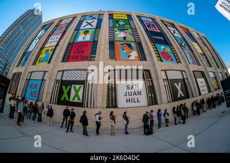 Filmfans warten am Sonntag, den 9. Oktober 2022, auf das NY Film Festival hinter der neu renovierten und wiedereröffneten David Geffen Hall im Lincoln Center in New York. (© Richard B. Levine) Stockfoto