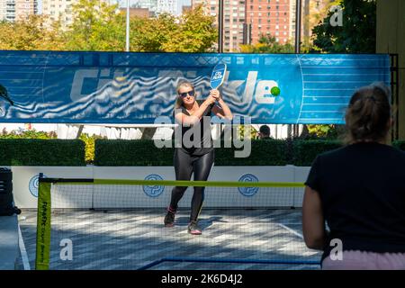 Pickleball-Spieler in den Hudson Yards in New York am Mittwoch, den 12. Oktober 2022. CityPickle hat einen Pop-up-Pickleball-Platz als Werbeaktion für ihre Hallenplätze eingerichtet, die bald in Long Island City eröffnet werden sollen. (© Richard B. Levine) Stockfoto