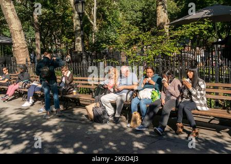 Besucher genießen am Samstag, den 8. Oktober 2022, das warme Wetter außerhalb des Madison Square Park in New York. (© Richard B. Levine) Stockfoto