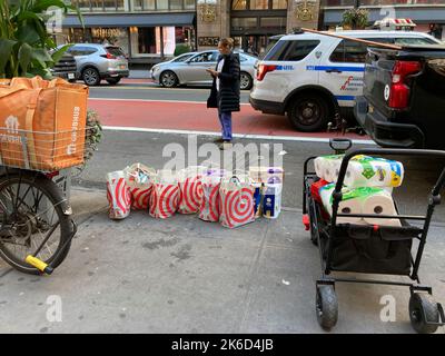 Shopping mit ihren Target-Einkäufen am Dienstag, den 11. Oktober 2022, auf dem Herald Square in New York. (© Frances M. Roberts) Stockfoto