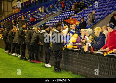 Spieler der Rugby League-Mannschaft von Papua-Neuguinea geben ihren Fans ihre Autogramme bei der WM-Begrüßung im Halliwell Jones Stadium Stockfoto