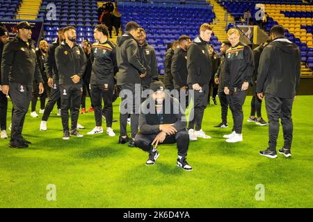 Ein Spieler aus der Rugby League-Mannschaft von Papua-Neuguinea bereitet sich auf ein Teamfoto bei der WM-Begrüßung im Halliwell Jones Stadium vor Stockfoto