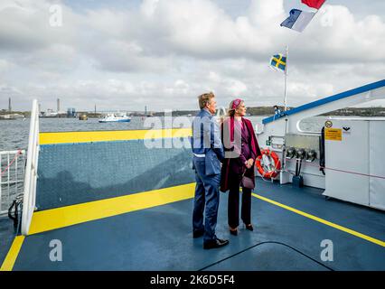 König Willem-Alexander und Königin Maxima der Niederlande bei einer Kreuzfahrt durch den Hafen von Göteborg, am 13. Oktober 2022, Präsentation über den Hafen von Göteborg. Erklärung über die Unterzeichnung der Absichtserklärung zwischen dem Hafen von Göteborg und dem Hafen von Rotterdam, am letzten von 3 Tagen Statevisit von den Niederlanden nach Schweden Foto: Albert Nieboer/Netherlands OUT/Point de Vue OUT Stockfoto