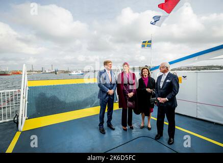 König Willem-Alexander und Königin Maxima der Niederlande, König Carl Gustav und Königin Silvia von Schweden auf einer Kreuzfahrt durch den Hafen von Göteborg, am 13. Oktober 2022, Präsentation über den Hafen von Göteborg. Erklärung über die Unterzeichnung der Absichtserklärung zwischen dem Hafen von Göteborg und dem Hafen von Rotterdam, am letzten von 3 Tagen Statevisit von den Niederlanden nach Schweden Foto: Albert Nieboer/Netherlands OUT/Point de Vue OUT Stockfoto