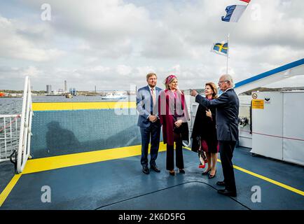 König Willem-Alexander und Königin Maxima der Niederlande, König Carl Gustav und Königin Silvia von Schweden auf einer Kreuzfahrt durch den Hafen von Göteborg, am 13. Oktober 2022, Präsentation über den Hafen von Göteborg. Erklärung über die Unterzeichnung der Absichtserklärung zwischen dem Hafen von Göteborg und dem Hafen von Rotterdam, am letzten von 3 Tagen Statevisit von den Niederlanden nach Schweden Foto: Albert Nieboer/Netherlands OUT/Point de Vue OUT Stockfoto