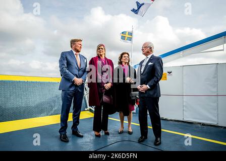 König Willem-Alexander und Königin Maxima der Niederlande, König Carl Gustav und Königin Silvia von Schweden auf einer Kreuzfahrt durch den Hafen von Göteborg, am 13. Oktober 2022, Präsentation über den Hafen von Göteborg. Erklärung über die Unterzeichnung der Absichtserklärung zwischen dem Hafen von Göteborg und dem Hafen von Rotterdam, am letzten von 3 Tagen Statevisit von den Niederlanden nach Schweden Foto: Albert Nieboer/Netherlands OUT/Point de Vue OUT Stockfoto