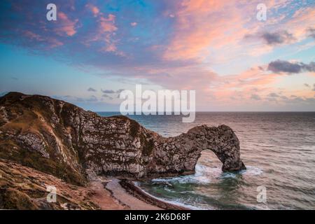 Sonnenuntergang am Durdle Door. Stockfoto