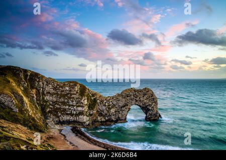 Sonnenuntergang am Durdle Door. Stockfoto