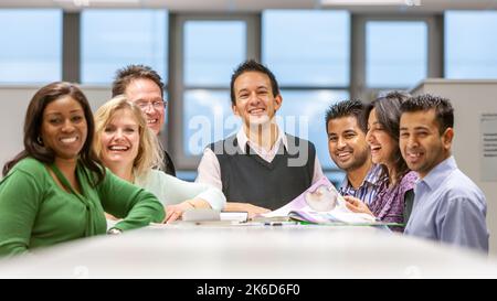Erwachsenenbildung: Reife Studenten. Eine vielfältige Gruppe von Lernenden, die mit ihrem Lehrer im Unterricht zusammenarbeiten. Aus einer Reihe verwandter Bilder zum Thema. Stockfoto