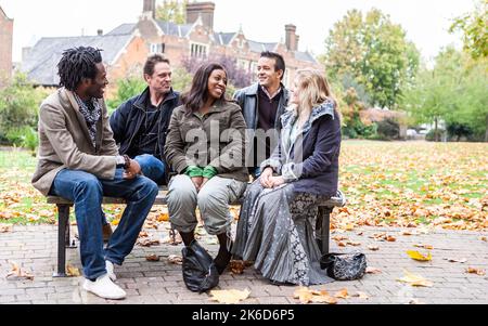 Erwachsenenbildung: Schüler Freunde. Eine Gruppe reifer Studenten, die eine Pause vom Studium genießen. Aus einer Reihe verwandter Bilder zum Thema. Stockfoto