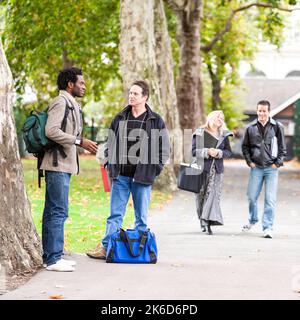 Erwachsenenbildung: Pause vom Unterricht. Reife Schüler treffen sich, während sie auf ihre nächste Lektion warten. Aus einer Reihe verwandter Bilder zum Thema. Stockfoto