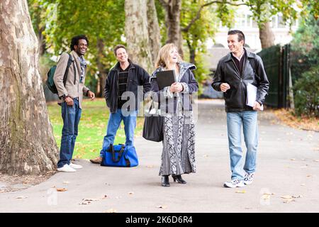 Erwachsenenbildung: Schüler Freunde. Reife Schüler während einer Klassenpause. Aus einer Reihe verwandter Bilder zum Thema. Stockfoto