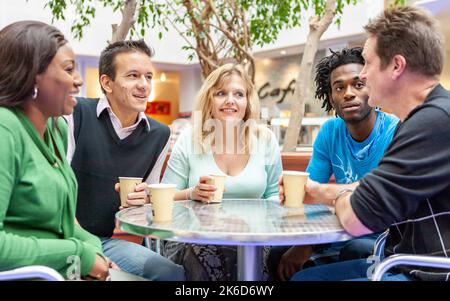 Erwachsenenbildung: College-Gespräch. Eine Gruppe reifer Studenten, die eine Pause vom Studium genießen. Aus einer Reihe verwandter Bilder zum Thema. Stockfoto