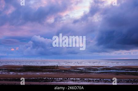 Ein heller, violetter Sonnenuntergang über Walney Island, Barrow-in-Furness, England Stockfoto