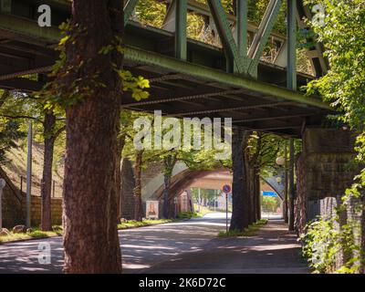 Die alte Metallbrücke über die Straße im Park in der Stadt Basel Schweiz Stockfoto