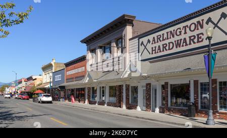 Arlington, WA, USA - 11. Oktober 2022; Blick entlang der North Olympic Avenue in Arlington Washington mit lokalen Unternehmen unter blauem Himmel Stockfoto
