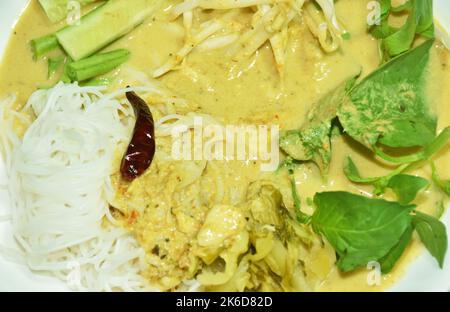 Reisnudeln Dressing Krabben Kokosmilch-Sauce und frisches Gemüse auf dem Teller Stockfoto