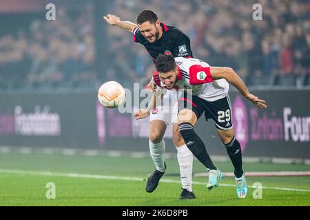 Rotterdam, Niederlande.13. Oktober 2022, Rotterdam, Niederlande.13. Oktober 2022, Rotterdam - Henrik Dalsgaard vom FC Midtjylland, Santiago Gimenez von Feyenoord während des Spiels zwischen Feyenoord und FC Midtjylland im Stadion Feijenoord De Kuip am 13. Oktober 2022 in Rotterdam, Niederlande. (Box-to-Box-Bilder/Yannick Verhoeven) Stockfoto