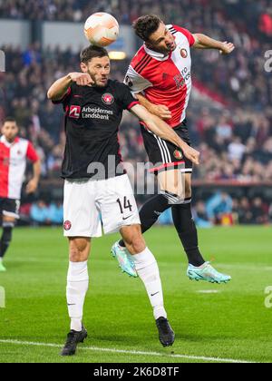 Rotterdam, Niederlande.13. Oktober 2022, Rotterdam, Niederlande.13. Oktober 2022, Rotterdam - Henrik Dalsgaard vom FC Midtjylland, Santiago Gimenez von Feyenoord während des Spiels zwischen Feyenoord und FC Midtjylland im Stadion Feijenoord De Kuip am 13. Oktober 2022 in Rotterdam, Niederlande. (Box-to-Box-Bilder/Yannick Verhoeven) Stockfoto