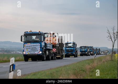 13. Oktober 2022, Sachsen, Löbau: Lastwagen, Lieferwagen und Autos fahren in einer Parade Richtung Zittau. Unternehmer aus kleinen und mittleren Unternehmen protestieren gegen die aktuellen Energiepreise. Im Landkreis Görlitz waren vier Corsos unterwegs. Foto: Paul Glaser/dpa Stockfoto