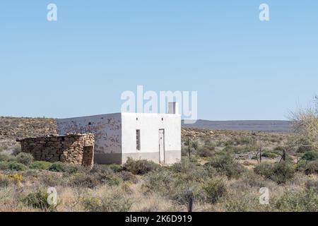 FRASERBURG, SÜDAFRIKA - SEP 3, 2022: Ein Bauernhaus an der Straße R356 bei Fraserburg im nördlichen Kap Karoo. Stockfoto