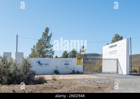 SUTHERLAND, SÜDAFRIKA - SEP 3, 2022: Eingang zum South African Astronomical Observatory in der Nähe von Sutherland im nördlichen Kap Karoo Stockfoto