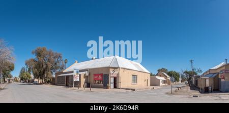 FRASERBURG, SÜDAFRIKA - SEP 3, 2022: Eine Panorama-Straßenszene mit Geschäften und Häusern in Fraserburg am Nordkap Karoo. Stockfoto