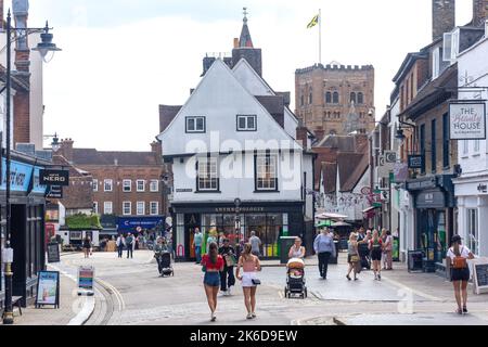 Marktplatz von der St Peter's Street, St Albans, Hertfordshire, England, Großbritannien Stockfoto