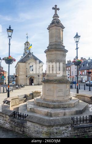 Krieg-Denkmal und georgischen Rathaus, Marktplatz, Brackley, Northamptonshire, England, Vereinigtes Königreich Stockfoto