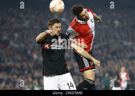 ROTTERDAM - (lr), Henrik Dalsgaard vom FC Midtjylland, Santiago Gimenez von Feyenoord während des UEFA Europa League Group F-Spiels zwischen Feyenoord und FC Midtjylland am 13. Oktober 2022 im Feyenoord Stadium de Kuip in Rotterdam, Niederlande. ANP PIETER STAM DE YOUNG Stockfoto