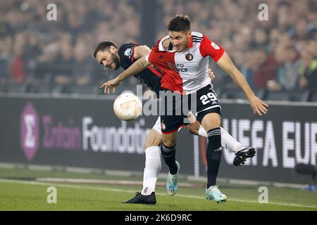 ROTTERDAM - (lr), Henrik Dalsgaard vom FC Midtjylland, Santiago Gimenez von Feyenoord während des UEFA Europa League Group F-Spiels zwischen Feyenoord und FC Midtjylland am 13. Oktober 2022 im Feyenoord Stadium de Kuip in Rotterdam, Niederlande. ANP PIETER STAM DE YOUNG Stockfoto