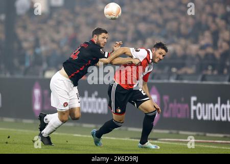 ROTTERDAM - (lr), Henrik Dalsgaard vom FC Midtjylland, Santiago Gimenez von Feyenoord während des UEFA Europa League Group F-Spiels zwischen Feyenoord und FC Midtjylland am 13. Oktober 2022 im Feyenoord Stadium de Kuip in Rotterdam, Niederlande. ANP PIETER STAM DE YOUNG Stockfoto