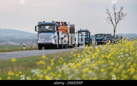 13. Oktober 2022, Sachsen, Löbau: Lastwagen, Lieferwagen und Autos fahren in einer Parade Richtung Zittau. Unternehmer aus kleinen und mittleren Unternehmen protestieren gegen die aktuellen Energiepreise. Im Landkreis Görlitz waren vier Corsos unterwegs. Foto: Paul Glaser/dpa Stockfoto