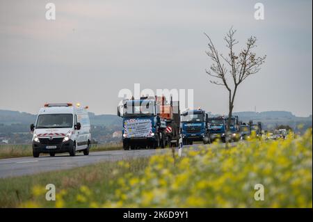 13. Oktober 2022, Sachsen, Löbau: Lastwagen, Lieferwagen und Autos fahren in einer Parade Richtung Zittau. Unternehmer aus kleinen und mittleren Unternehmen protestieren gegen die aktuellen Energiepreise. Im Landkreis Görlitz waren vier Corsos unterwegs. Foto: Paul Glaser/dpa Stockfoto