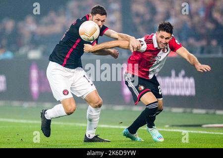 Rotterdam, Niederlande.13. Oktober 2022, Rotterdam, Niederlande.13. Oktober 2022, Rotterdam - Henrik Dalsgaard vom FC Midtjylland, Santiago Gimenez von Feyenoord während des Spiels zwischen Feyenoord und FC Midtjylland im Stadion Feijenoord De Kuip am 13. Oktober 2022 in Rotterdam, Niederlande. (Box-to-Box-Bilder/Yannick Verhoeven) Stockfoto