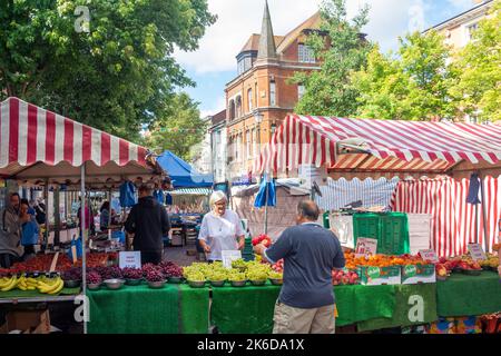 Bauernmarktstand, Marktplatz, Rugby, Warwickshire, England, Vereinigtes Königreich Stockfoto