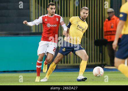 Ricardo Horta von Braga und Bart Nieuwkoop von der Union kämpfen während eines Spiels zwischen dem belgischen Fußballteam Royale Union Saint-Gilloise und dem portugiesischen Club SC Braga am Donnerstag, dem 13. Oktober 2022 in Heverlee, Belgien, um den Ball, das vierte von sechs Spielen in der Gruppenphase des UEFA Europa League-Wettbewerbs. BELGA FOTO BRUNO FAHY Stockfoto