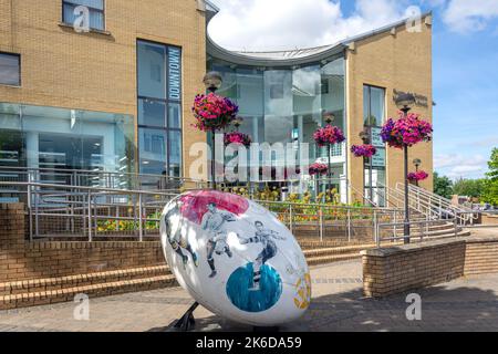 Riesiger Rugby-Ball von Rugby Art Gallery Museum, Bibliothek und Besucherzentrum, Little Elborow Street, Rugby, Warwickshire, England, Vereinigtes Königreich Stockfoto