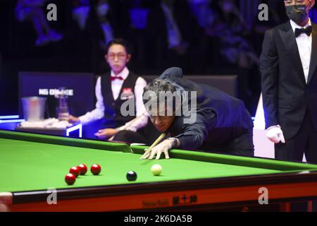 Die siebenfache Weltmeisterin und Weltranglistenrangliste Nr. 1 Ronnie O'Sullivan spielt im Viertelfinale 4 des Hong Kong Masters 2022 gegen die dreifache Weltmeisterin der Frauen und die Vertreterin von Hongkong, Ng on-yee, im Hong Kong Coliseum einen Schuss. 07OCT22 SCMP/Dickson Lee Stockfoto