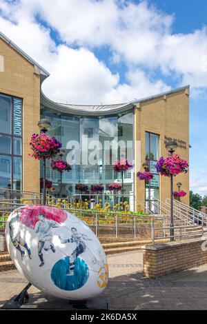 Riesiger Rugby-Ball von Rugby Art Gallery Museum, Bibliothek und Besucherzentrum, Little Elborow Street, Rugby, Warwickshire, England, Vereinigtes Königreich Stockfoto