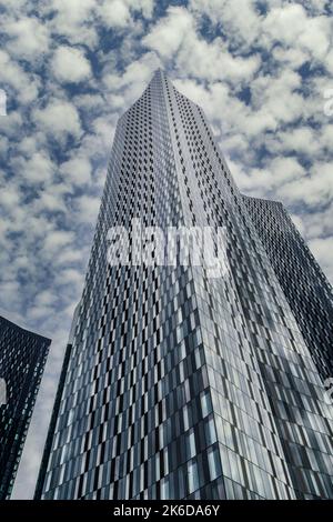 Tag niedrige Winkel Straße öffentlichen Blick auf moderne Wohnhäuser Wolkenkratzer gegen Himmel mit Wolken, Deansgate Square Towers in Castlefield Manchester, Großbritannien. Stockfoto