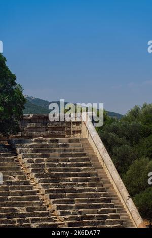 Antikes griechisches Theater leeres Marmorsitzdetail gegen blauen Himmel am Asclepeion von Epidavros, Griechenland. Stockfoto