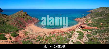 Schöne Luftaufnahme des Strandes von Cala Pilar ohne Menschen an einem sonnigen Tag auf der Insel Menorca in Spanien, einer der Balearen Stockfoto