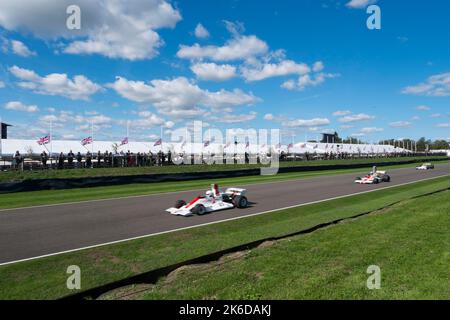 Um 60 Jahre zu feiern, seit Graham Hill seinen ersten Formel-1-Titel gewann, wurden einige der Autos aus seiner illustren Karriere in Goodwood, Großbritannien, auf die Rennstrecke gebracht Stockfoto