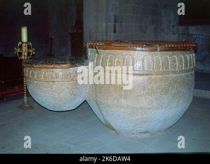 PILA BAUTISMAL - SIGLO XI - ROMANICO KATALANISCH. Lage: MARIENKIRCHE. CASTELLO DE AMPURIAS. GERONA. SPANIEN. Stockfoto